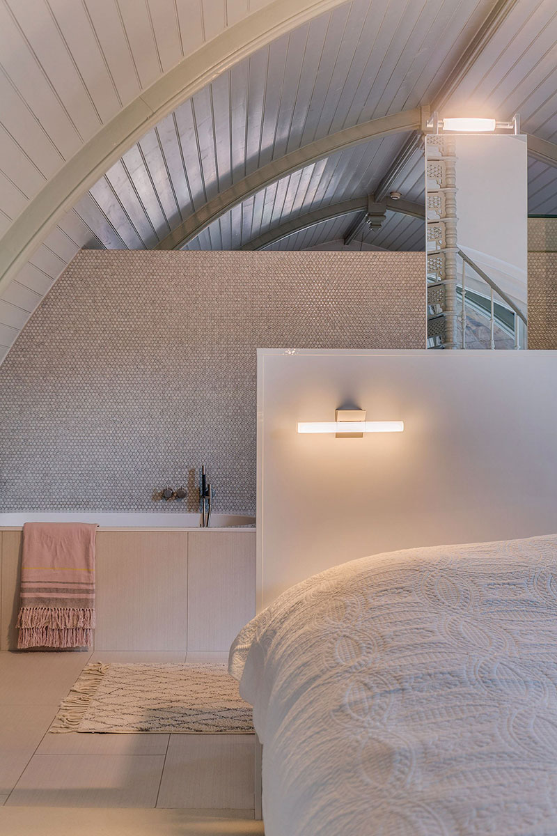 百年教堂变私人住宅，彩色玻璃与圣像的奇幻世界-17