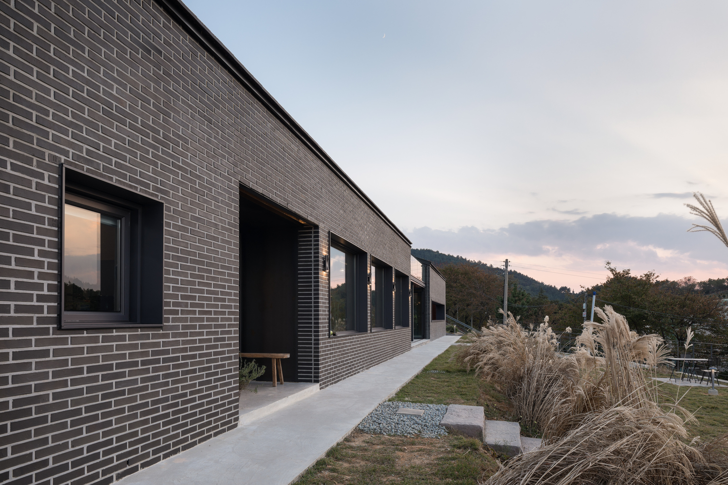 融入自然的简约咖啡馆-60