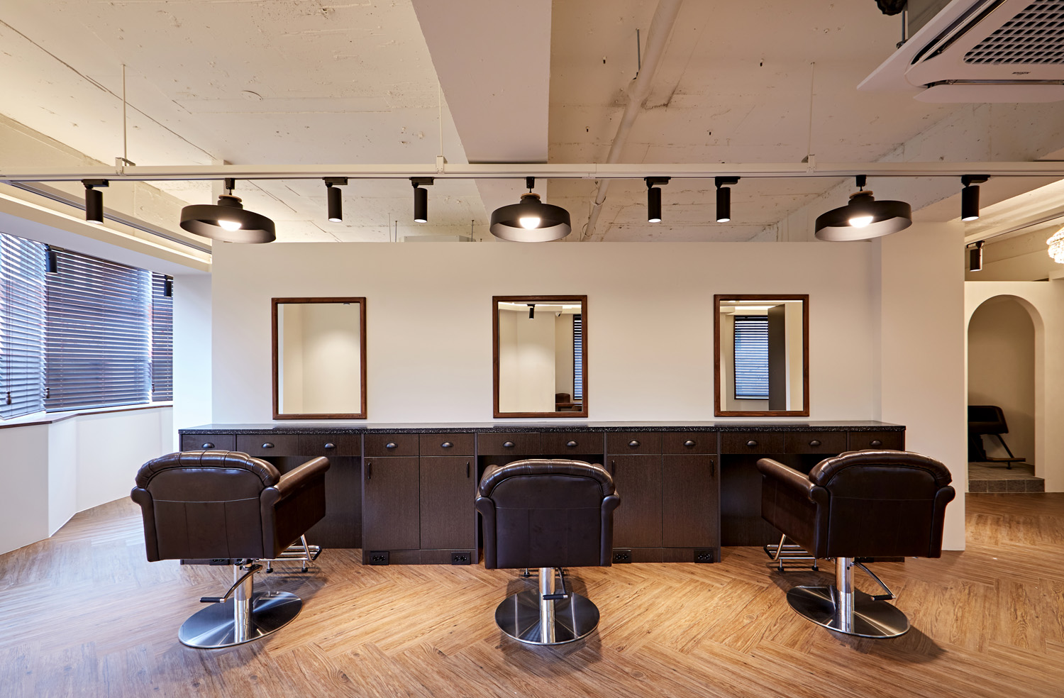 白色与木质，35 平米男士美容室内设计-10