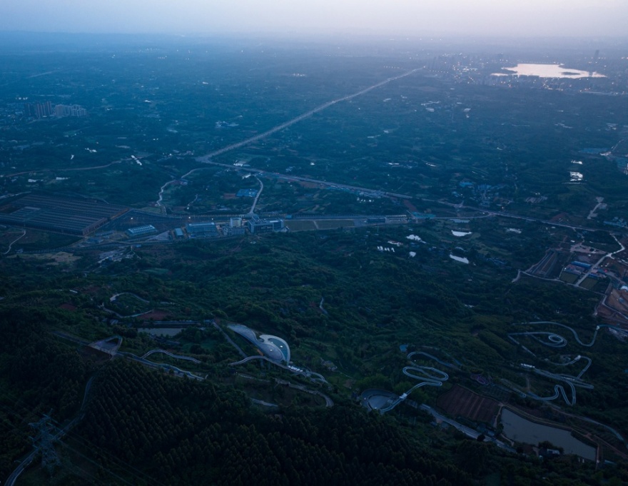 龙泉山镜高空平台丨中国成都丨BUZZ庄子玉工作室-3