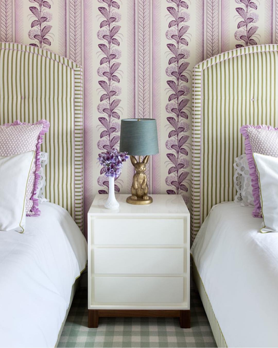 15 Inspiring Wallpapered Bedrooms-1