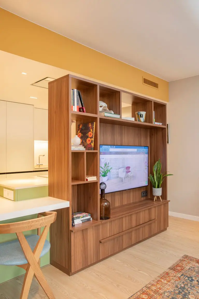 旋转家具打造开放式厨房,绿色与陶土色彩的巧妙运用-2