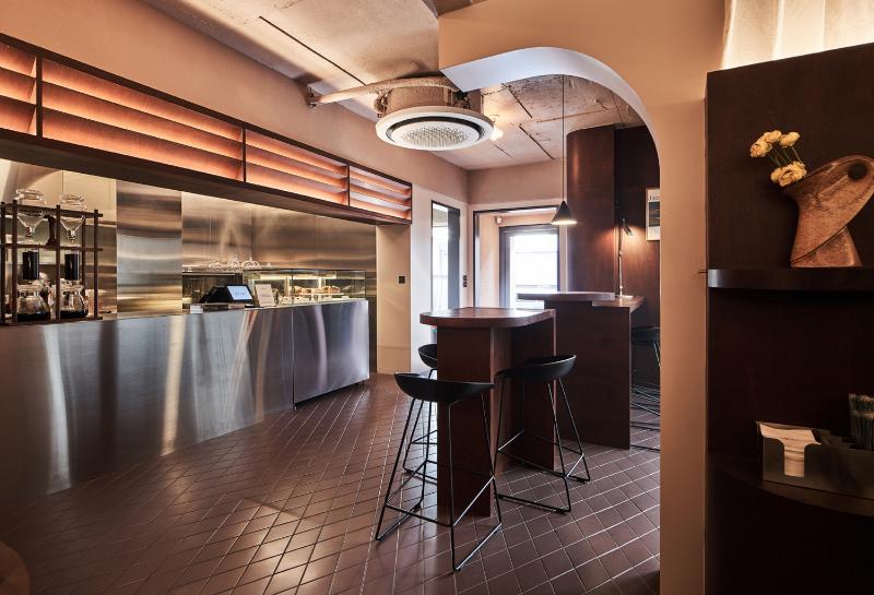 感性空间重塑，103 平米咖啡服饰店室内设计展示-9