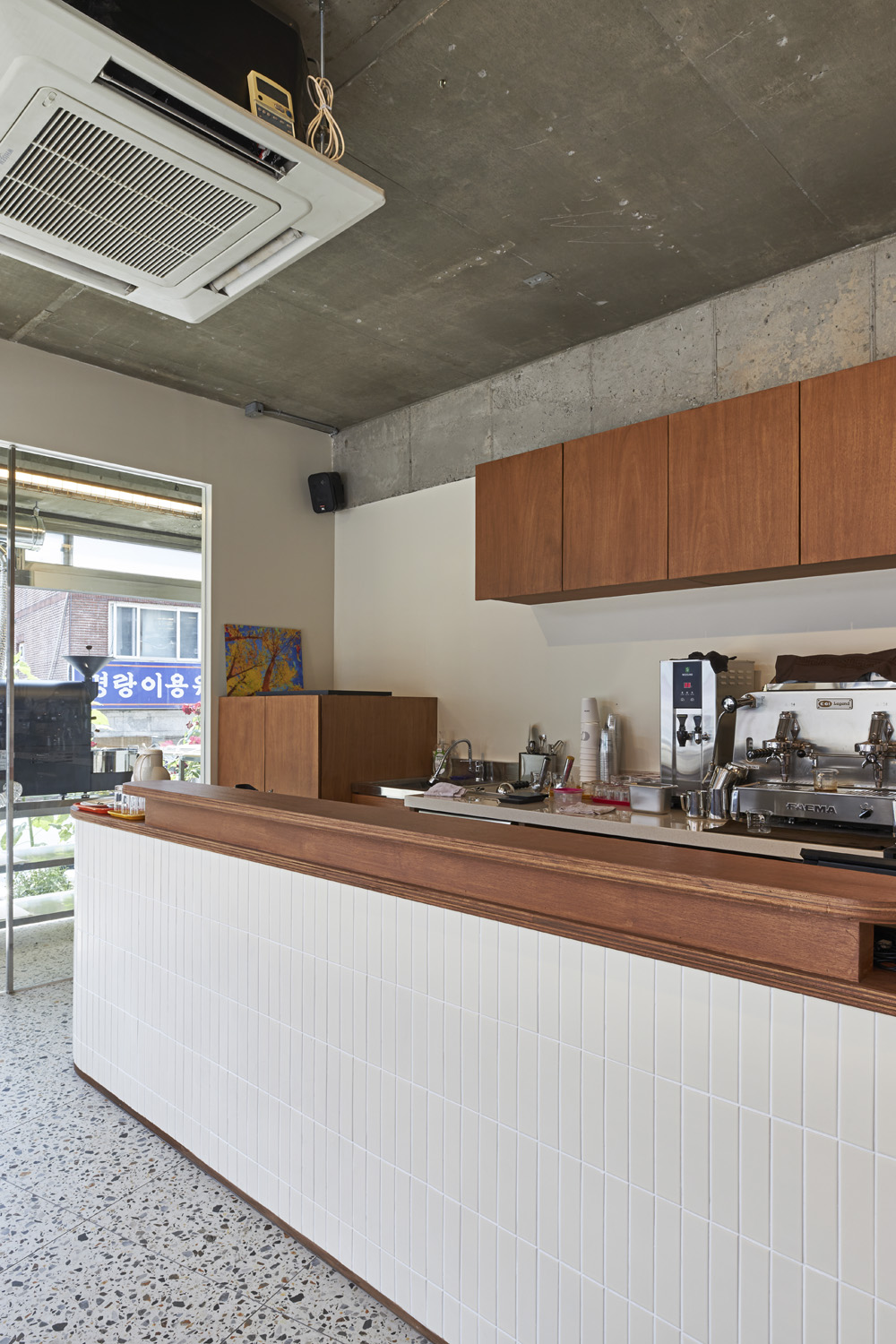 现代简约风 10 坪咖啡厅设计，美观实用兼具-12