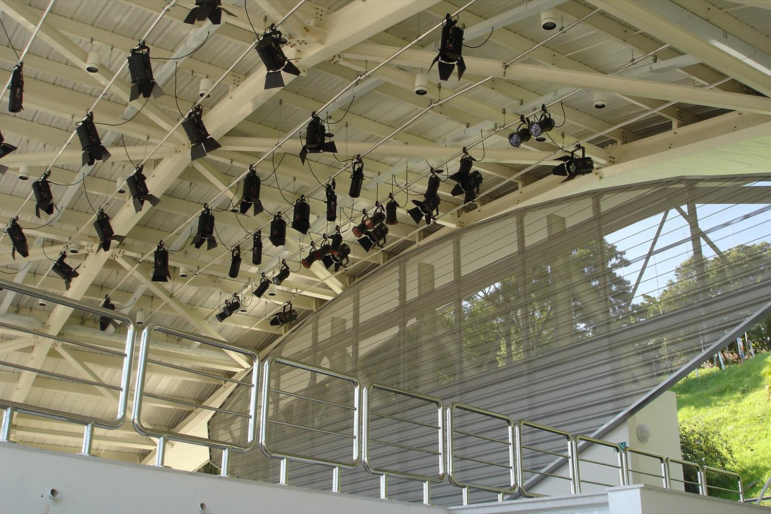 巴西圣殿建筑 · 曲线屋顶与多功能设计-3