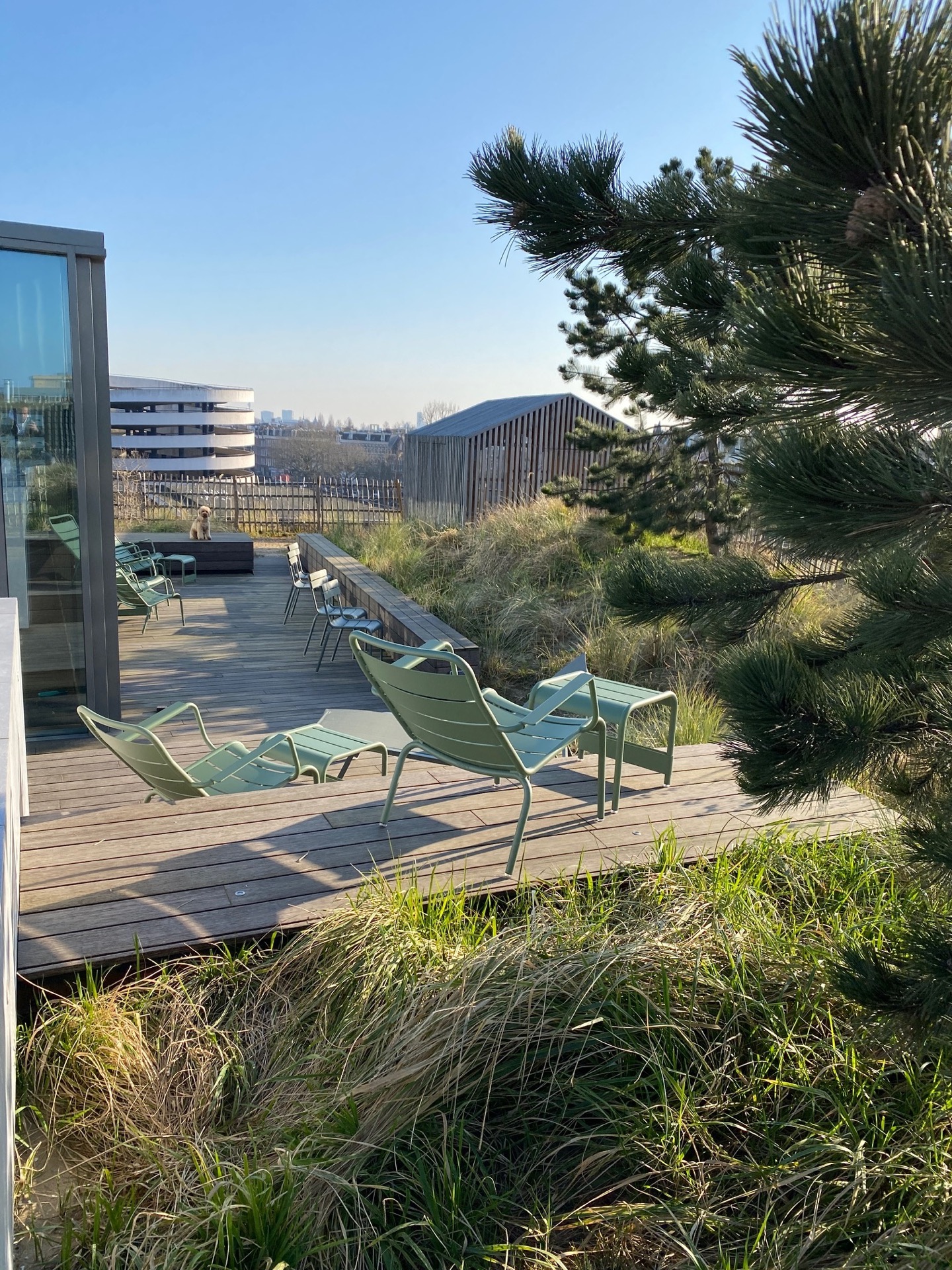 Exclusieve tuinmeubels op luxe terras-1