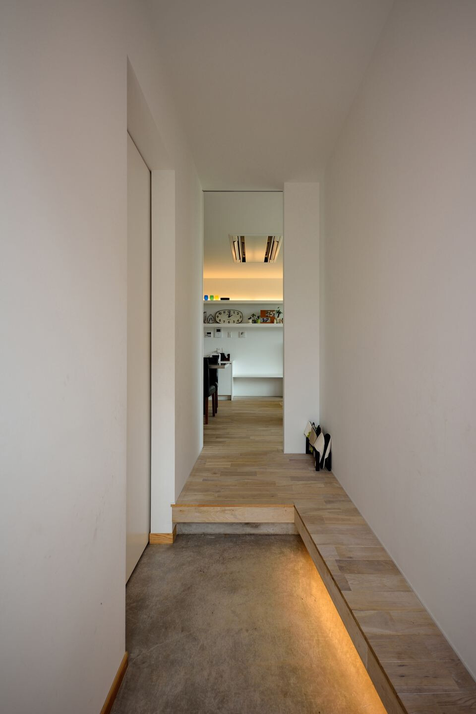 日本长型场地上的简约木质住宅-22