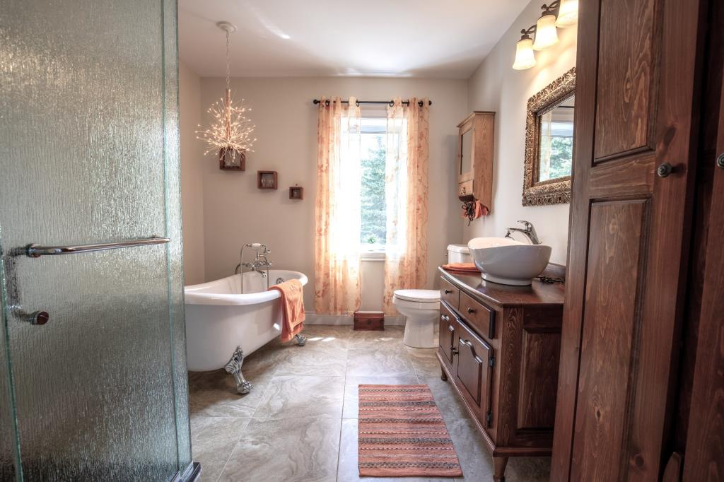 圣西蒙  里穆斯基山上的漂亮住宅丨加拿大魁北克-25