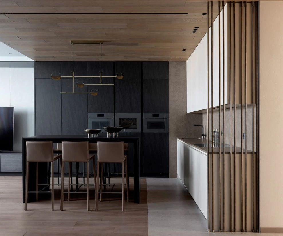 高级灰与木饰面的男性气质公寓丨Yana Demidovich-1