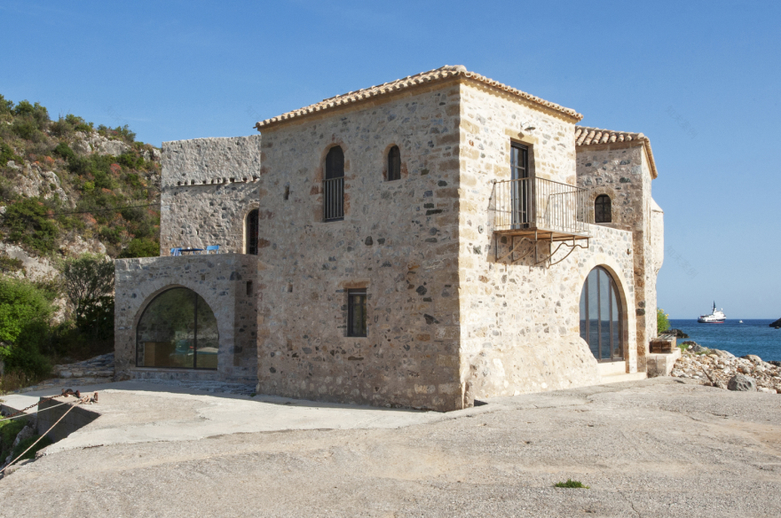 希腊 Kardamili 海滨历史建筑的现代重生丨Etsi Architects-11