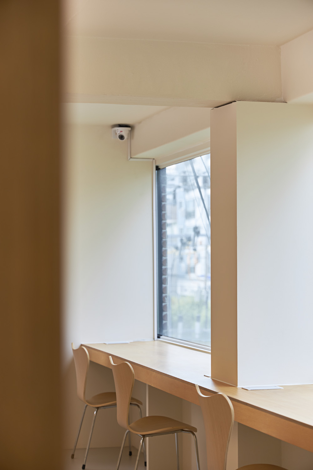 白色与木色，打造 24 平米共享办公室的极简魅力-24