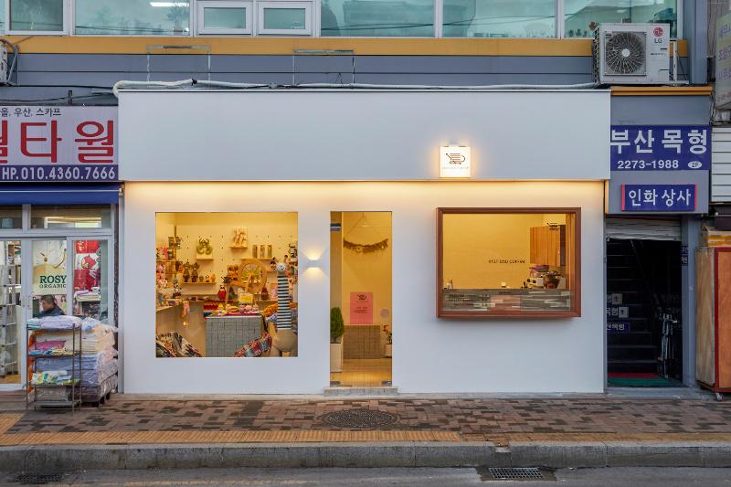 简约双色 7 坪咖啡厅 | 温馨空间与明亮自然的完美融合-2