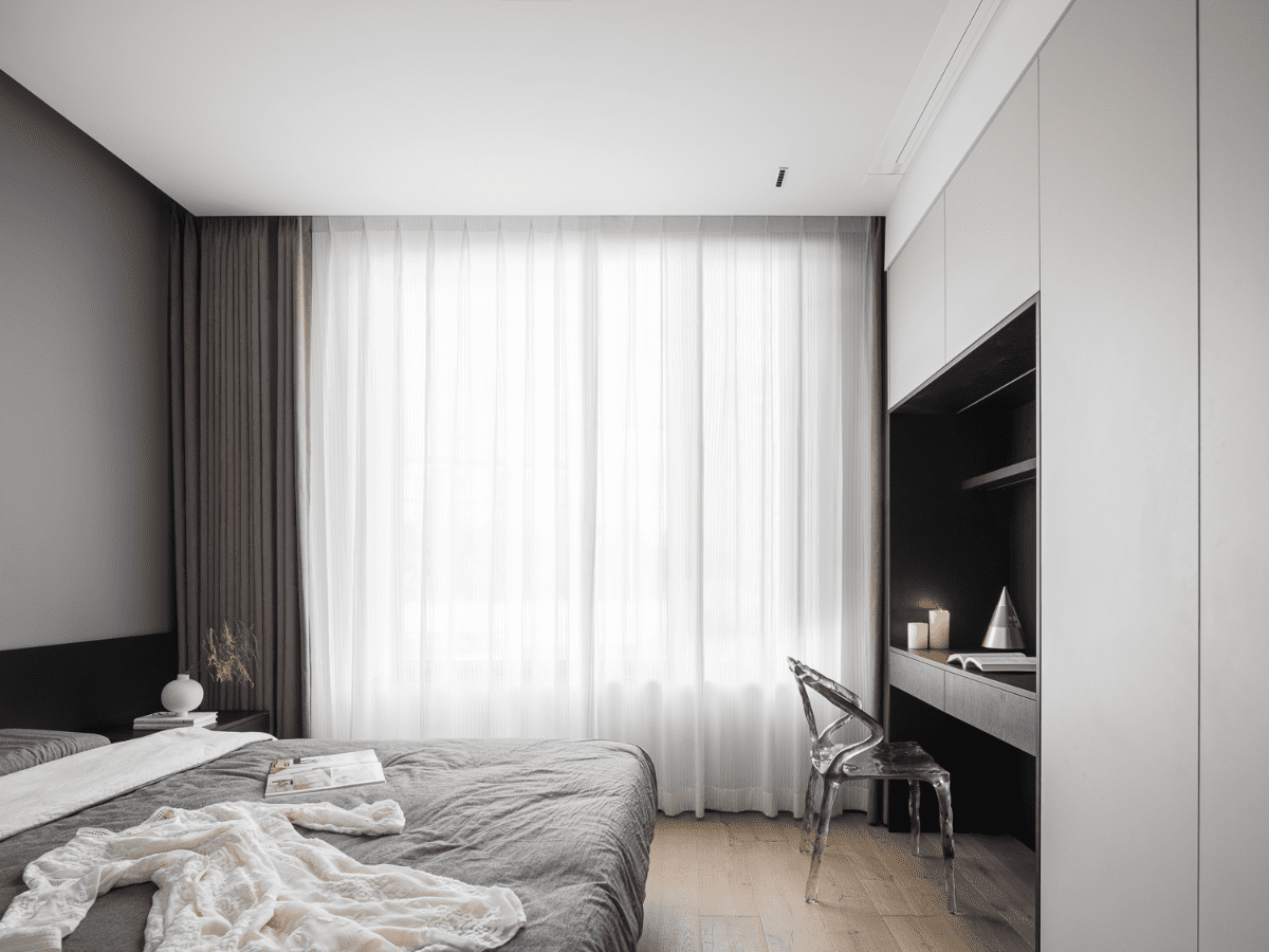 桌柜一体+开放布局释放空间,黑白极简谱写“断舍离”生活乐曲-43