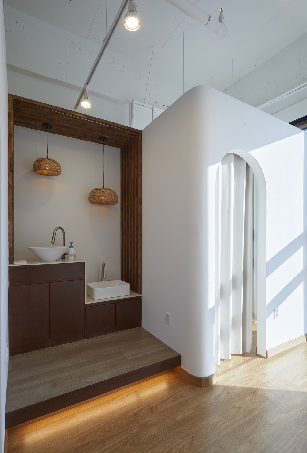 白色与木质的碰撞 | 50 平米瑜伽空间的极简设计-17