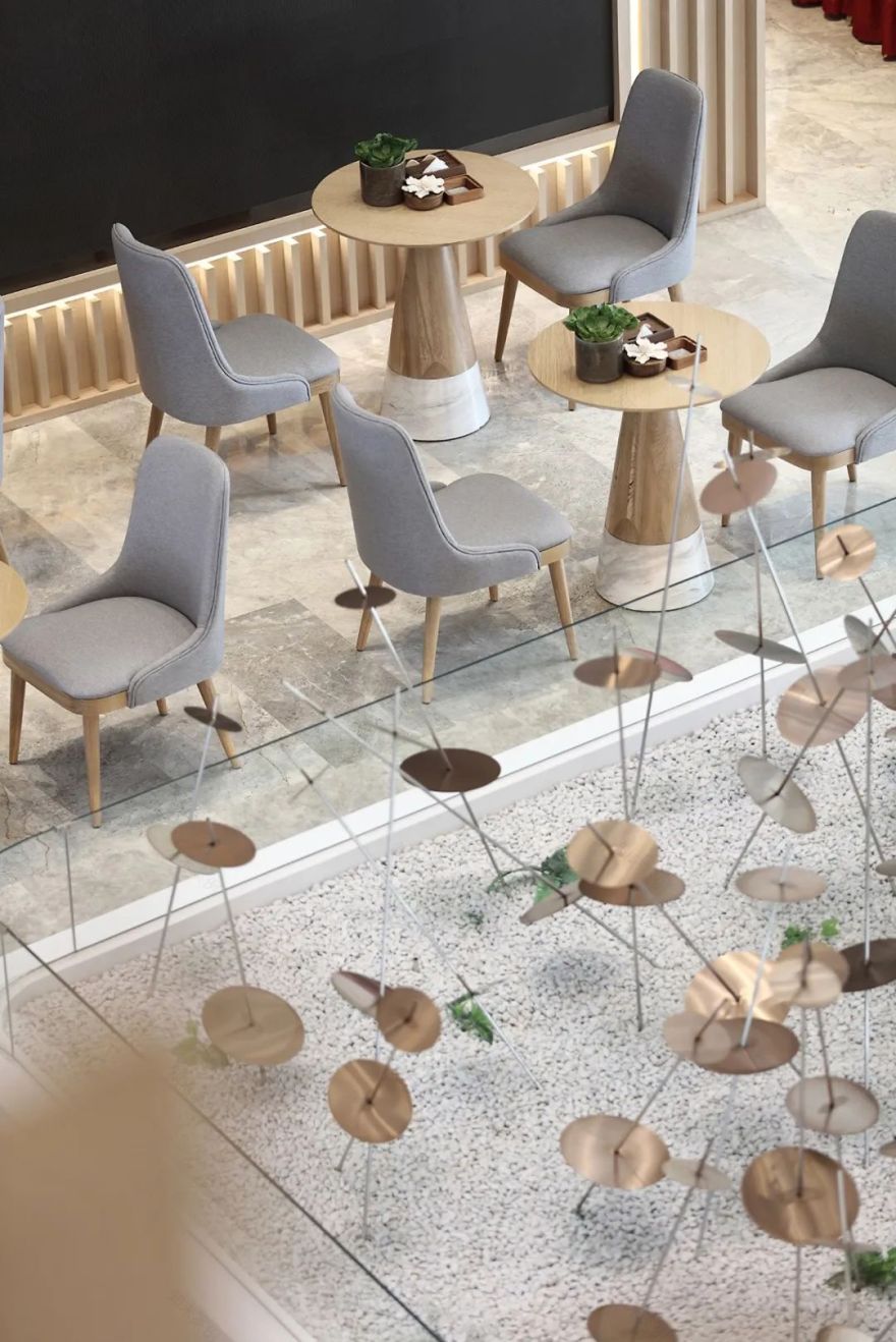 青岛协信天骄观澜售楼处 | 水光韵律的简奢空间-43