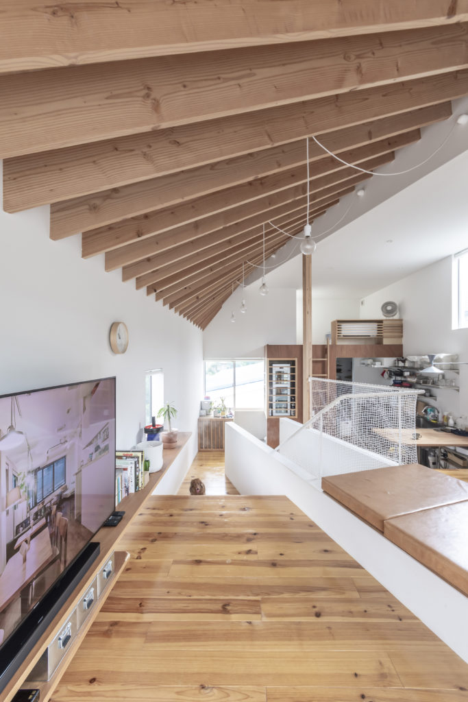 対角線上にゆるやかな階段が通る家 ５匹の犬たちとともに伸びやか、おおらかに暮らす | Architecture | 100%LiFE-2