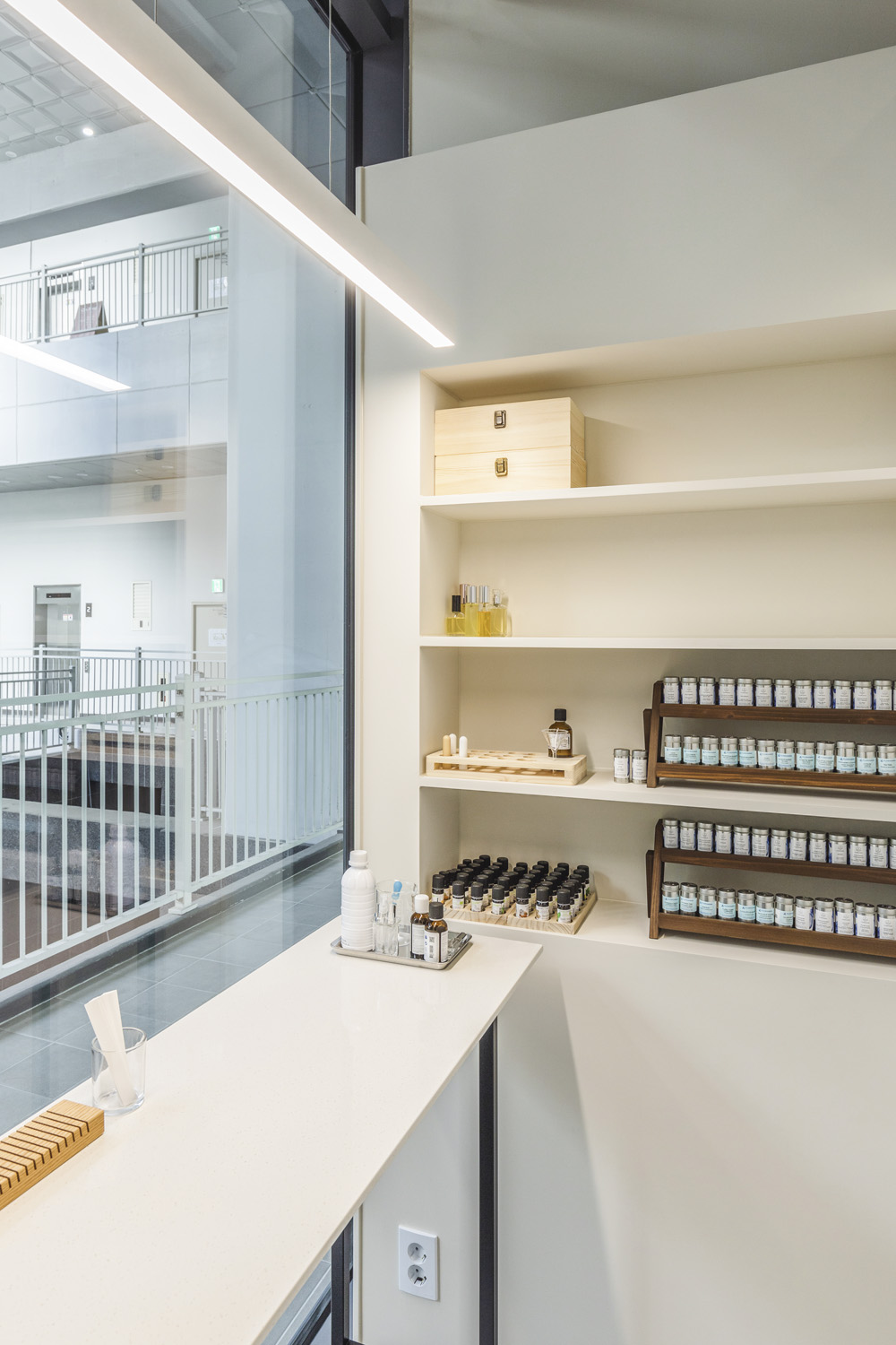 时尚高级的 10 坪美妆店设计-12