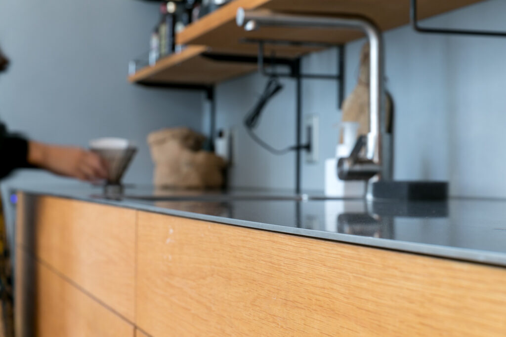 薪ストーブのあるピットリビング　外とのつながりがくつろぎを生む “共有”の空間と時間を作る家 | Style of Life | 100%LiFE-11