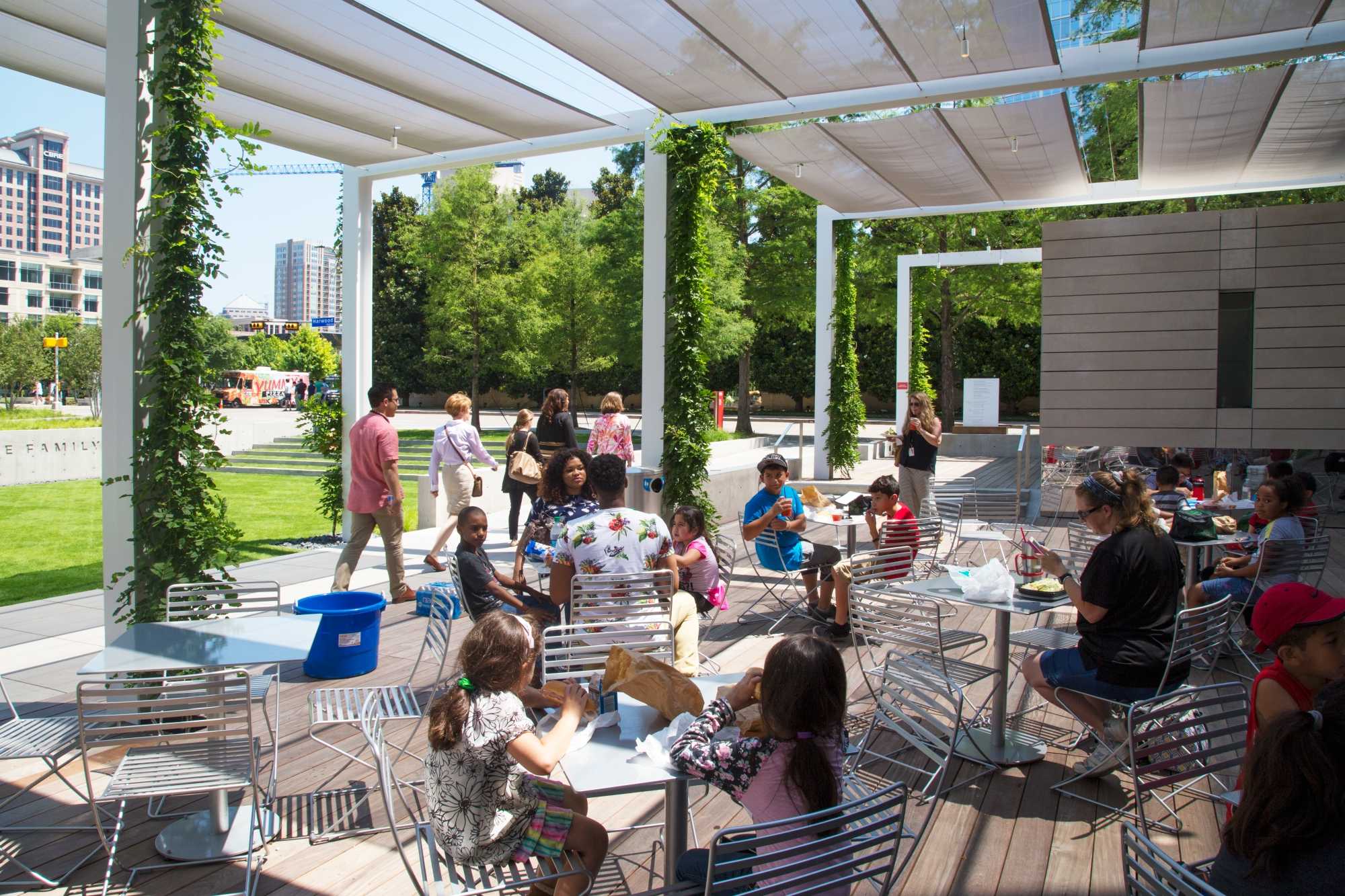 达拉斯艺术博物馆户外咖啡馆丨美国达拉斯丨Studio Outside 和 Hocker 设计团队-6