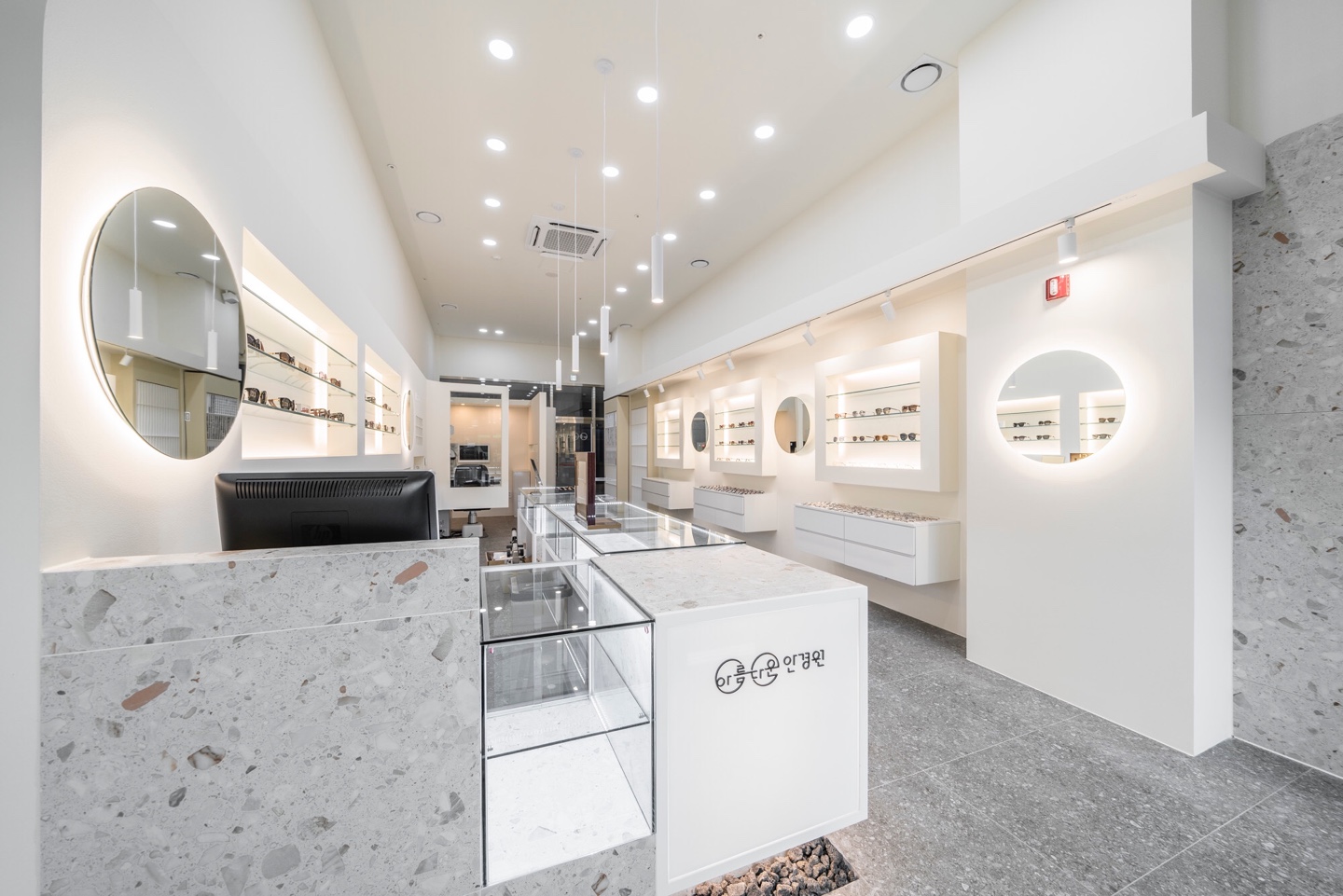 明亮优雅的 16 坪眼镜店设计-7