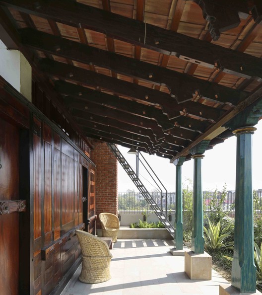 砖墙面纱 · 新德里拥挤社区中的宁静绿洲-35