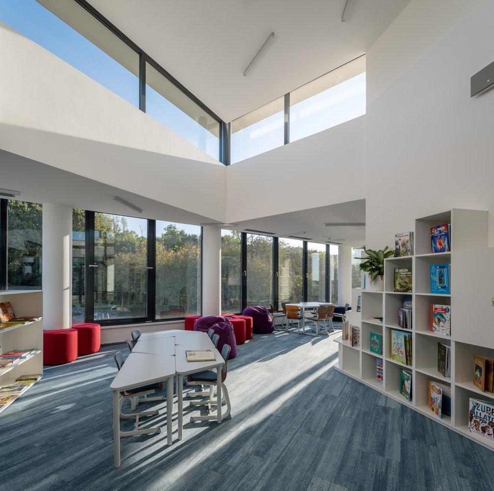 匈牙利国际学校 | 融入自然的圆形设计-39