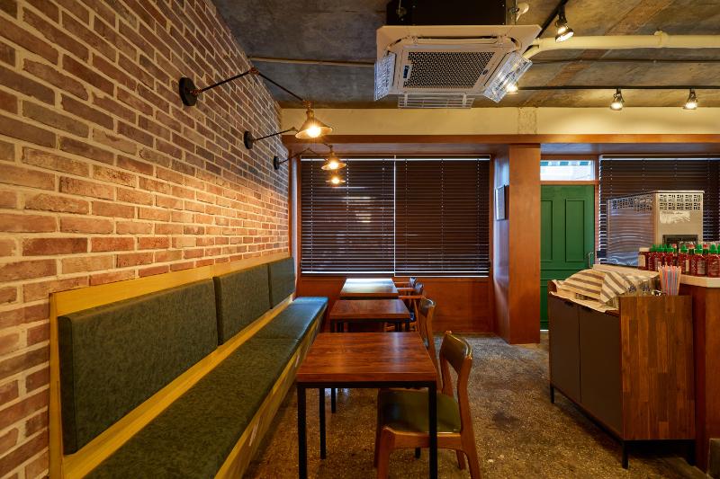 绿色铁门点缀的 12 平米个性披萨店-4