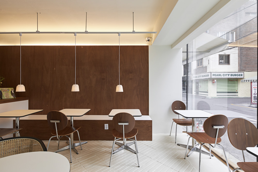 简约白与木的优雅融合 | 12 平米咖啡模型装修费用-10