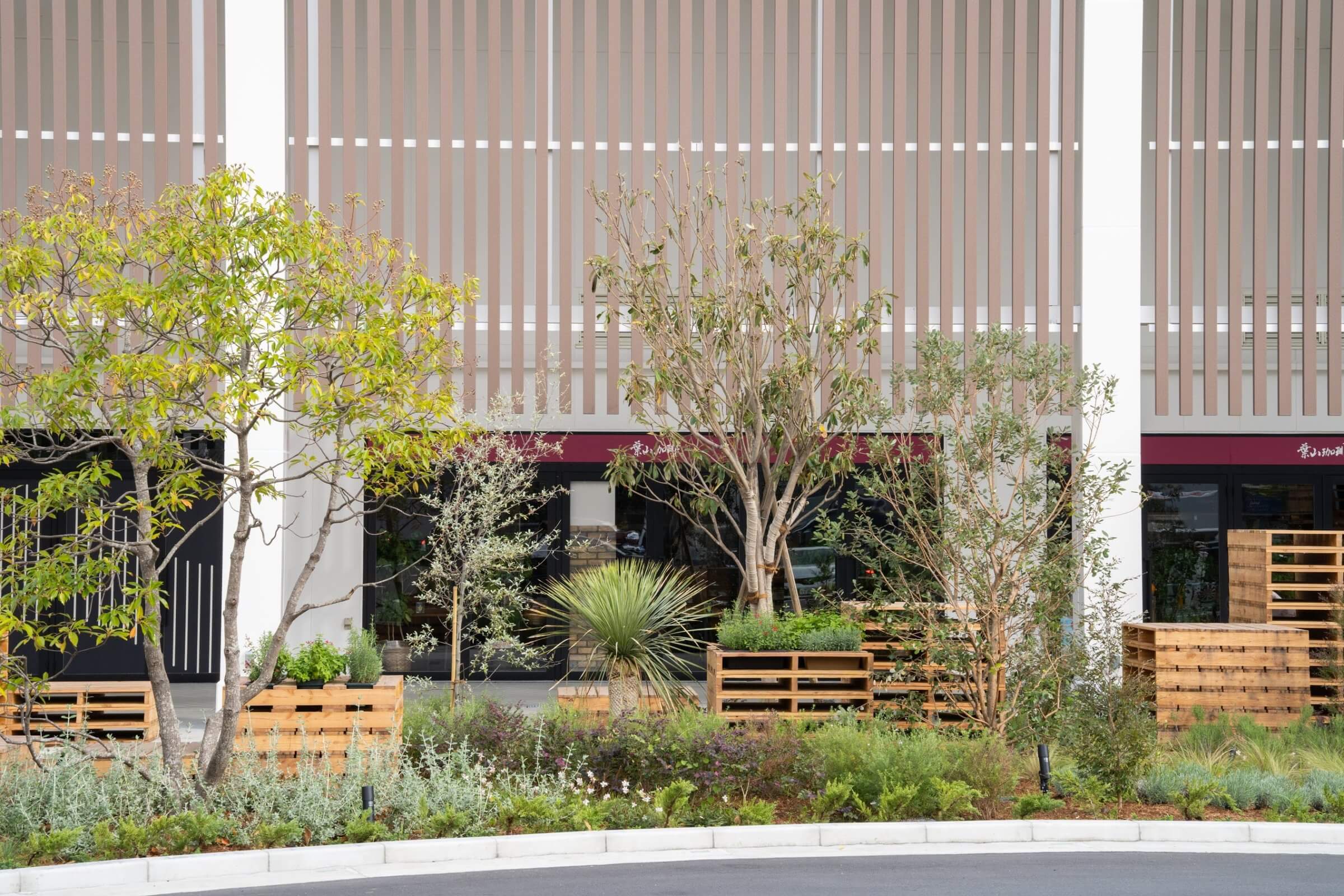 
      BRANCH Yokohama Nanbu Market ｜ STGK Inc. | Landscape Design - Creating a living human-scape
    -2