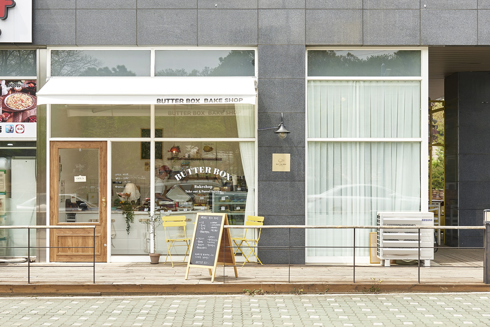 白色与木质，简约的 7 平小咖啡厅设计-2