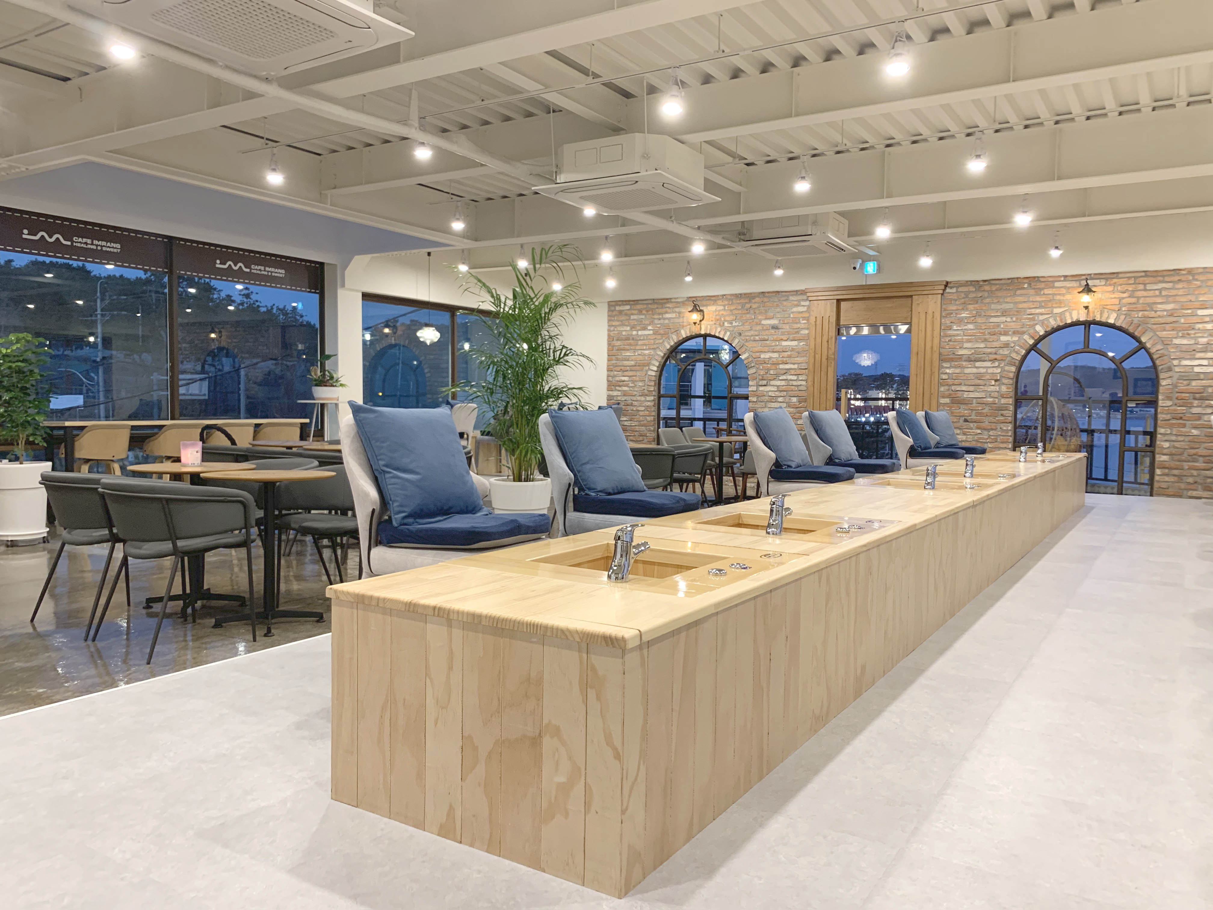 现代极简主义 | 韩国 84 平小户型咖啡厅设计-2