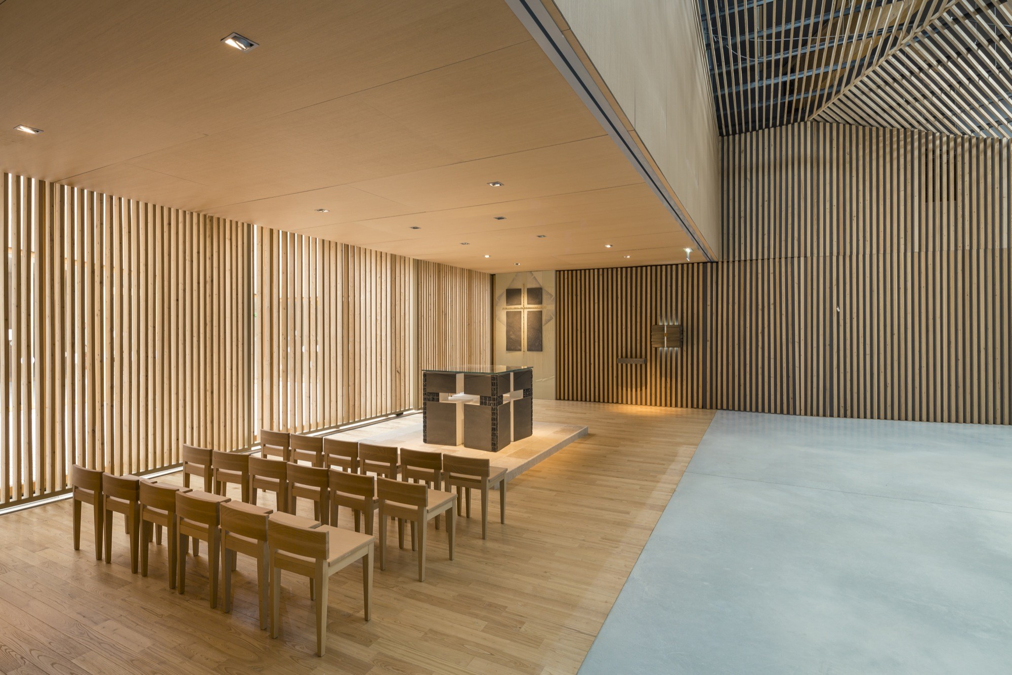折叠 zinc 外壳中的宁静圣所——法国 Ensemble Pastoral Catholique 教堂设计-44
