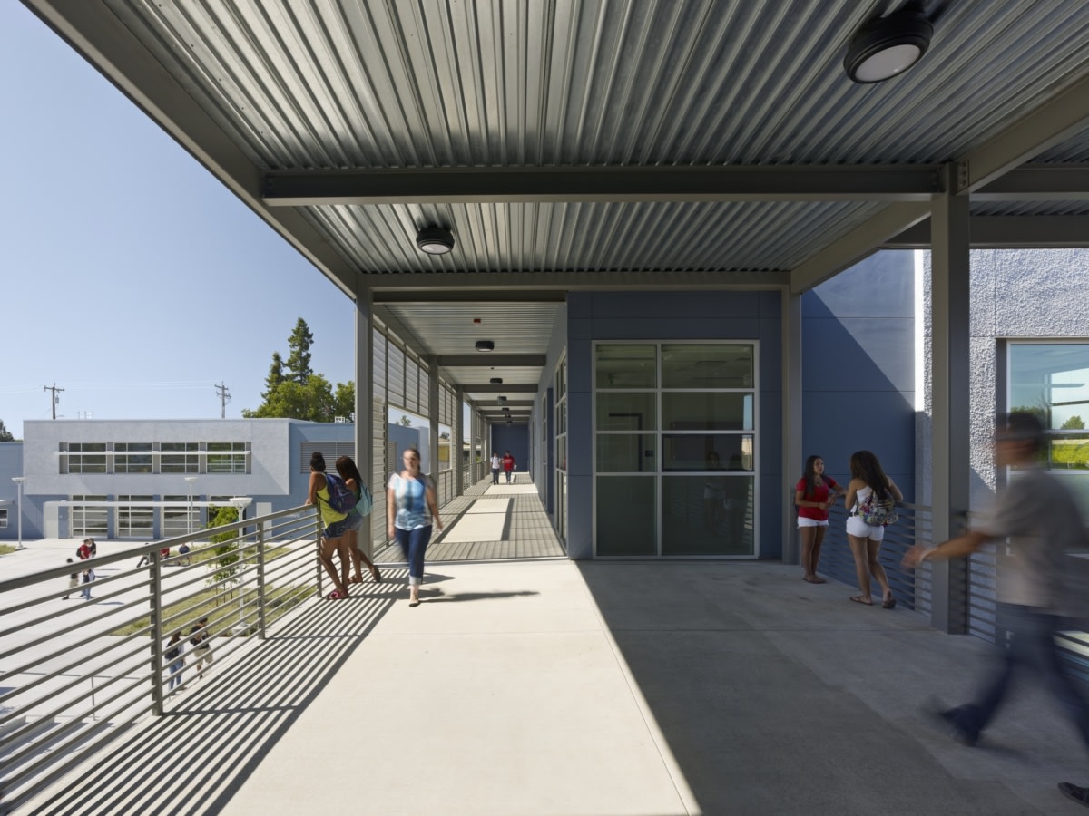 加州 East Palo Alto Academy 中学绿色校园设计丨CAW Architects-13