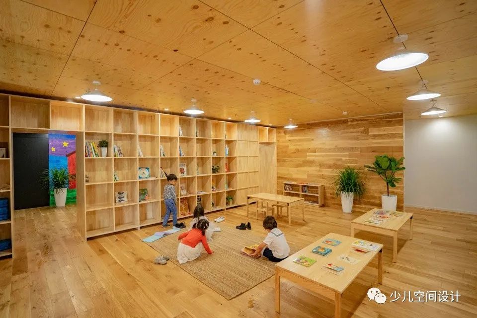 自然的木材，真正的草坪。这是一所和自然相接触能得到成长的园舍。-36