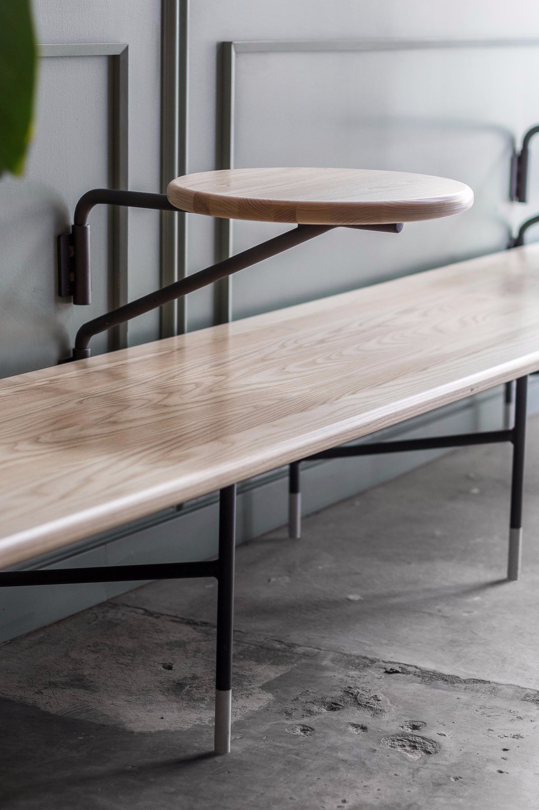 黎巴嫩小吃面包店，系列灰木家具得人心。-15