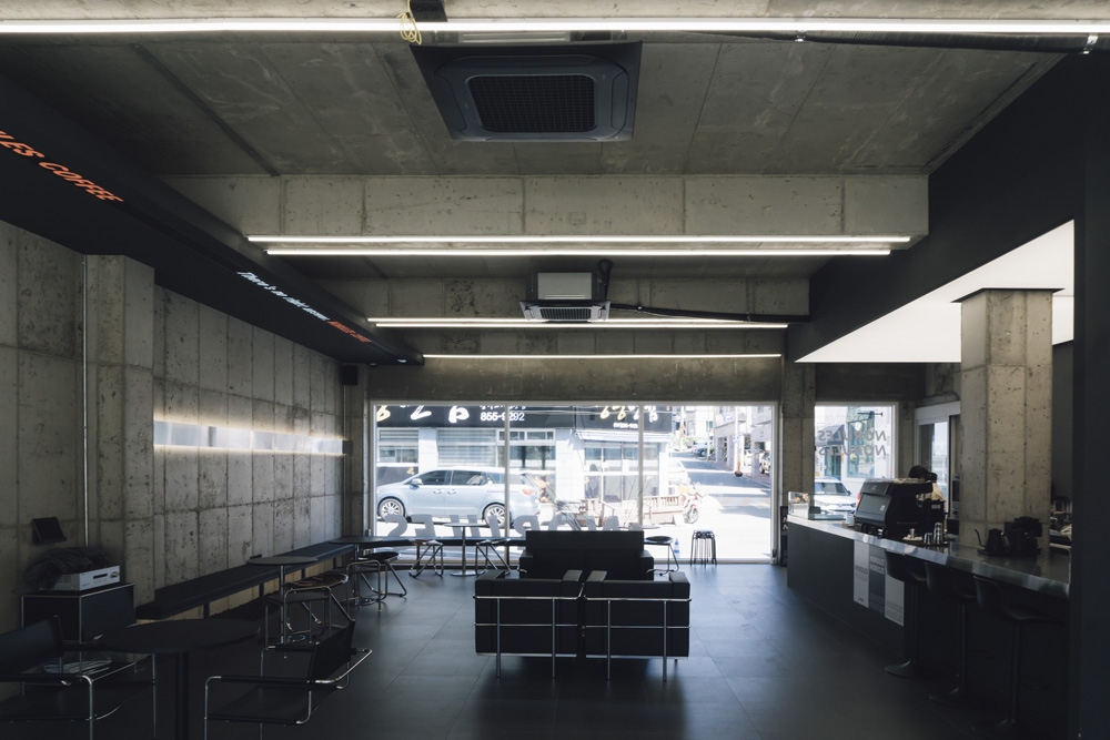 "韩国室内设计师打造 34 平极简咖啡厅，工业风设计成亮点"-4