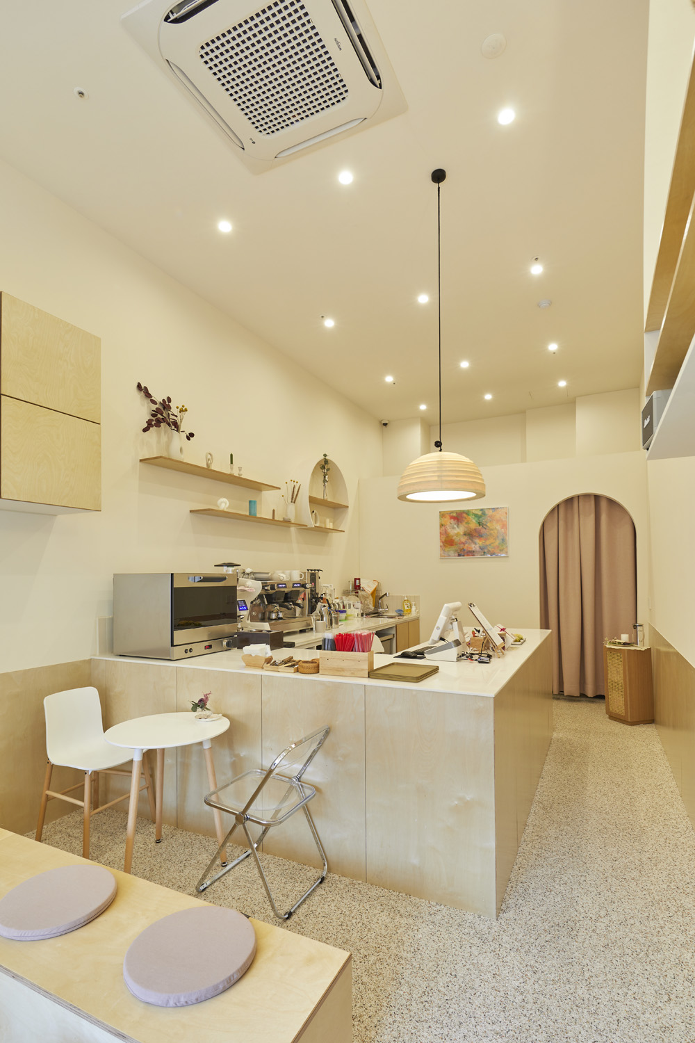 白色与木纹的极简设计 | 10 平米咖啡厅-9