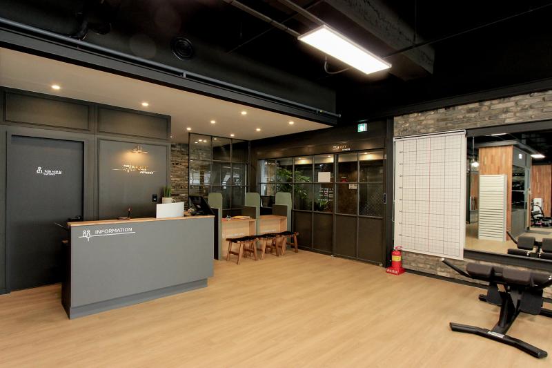 简约 85 坪运动中心设计，黑白色调打造精致空间-2