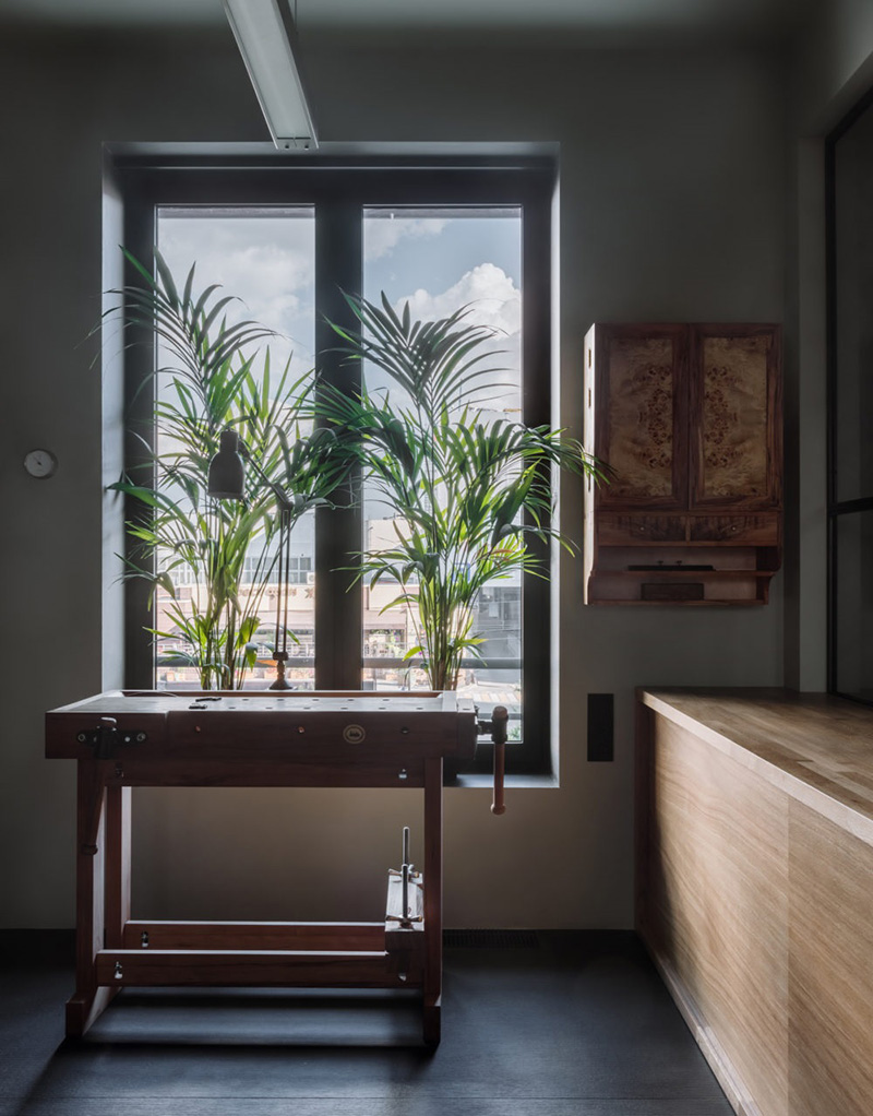 设计师打造 70㎡暗色调极简公寓，木质元素增添暖意-6
