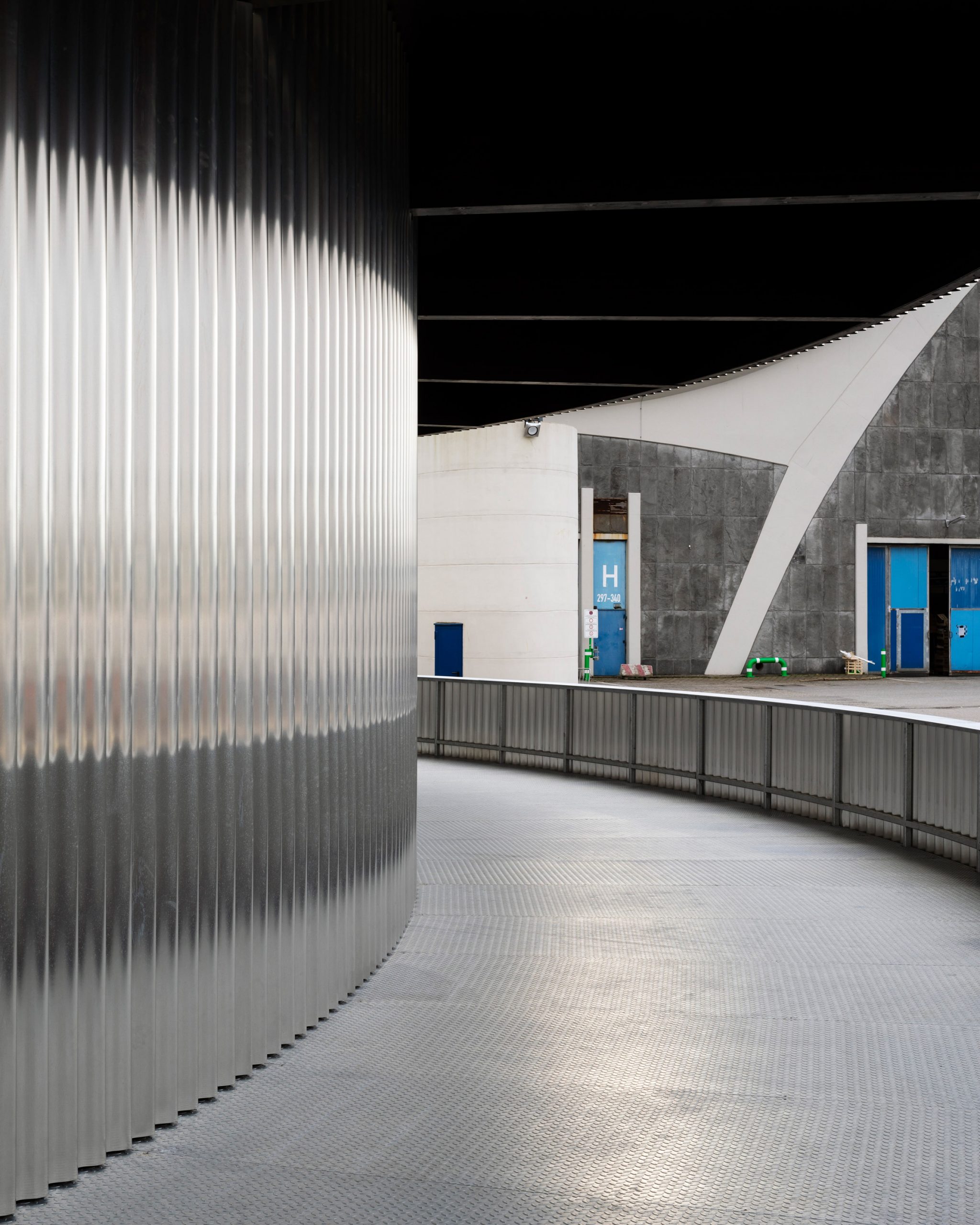 汉堡 60 年代水果市场中的弧形铝制票亭-11