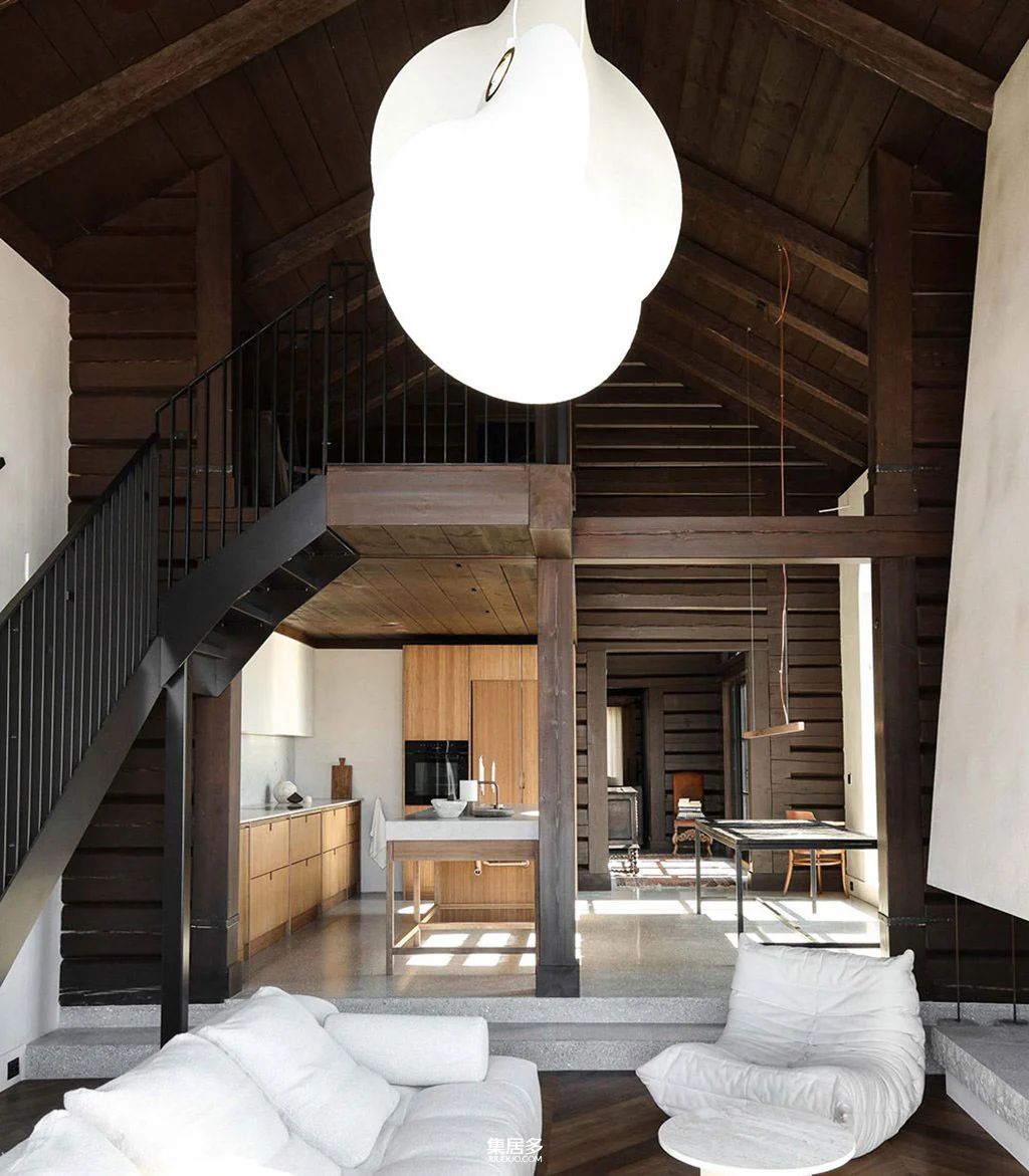 深色木材和浅色现代家具：挪威的山间小屋-3