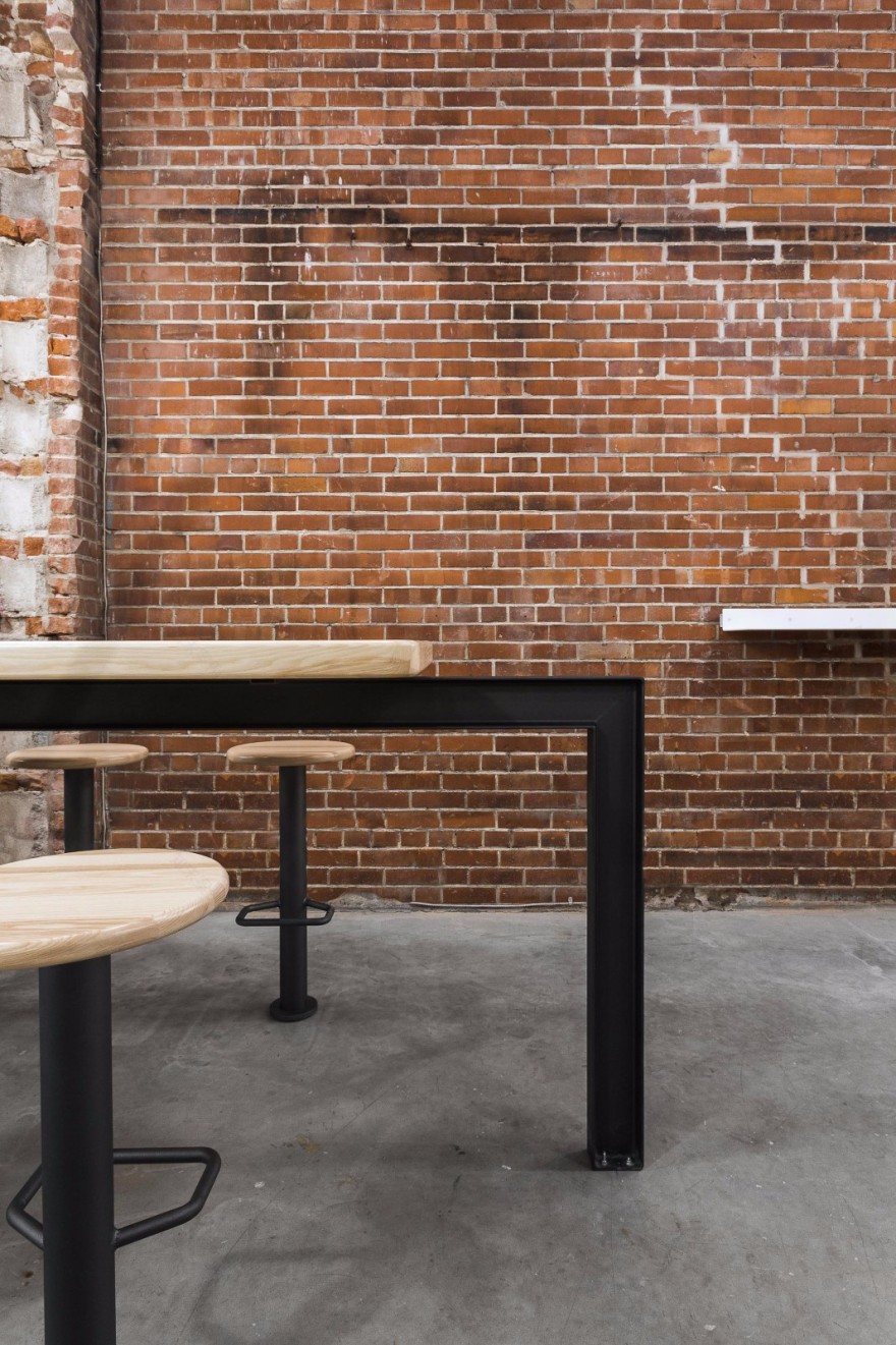 黎巴嫩小吃面包店,系列灰木家具得人心。-10