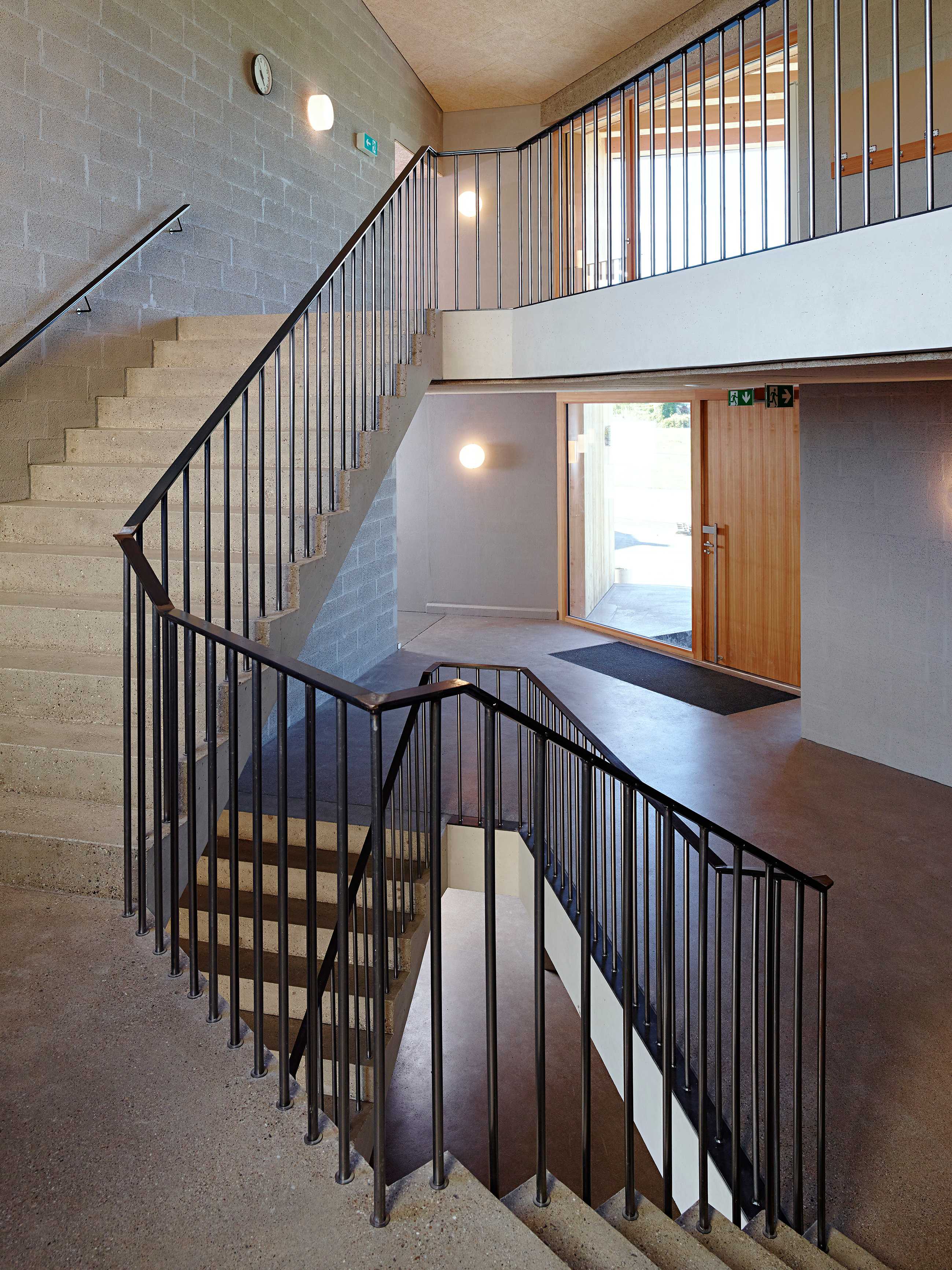 融入乡村景观的玻璃学校-4