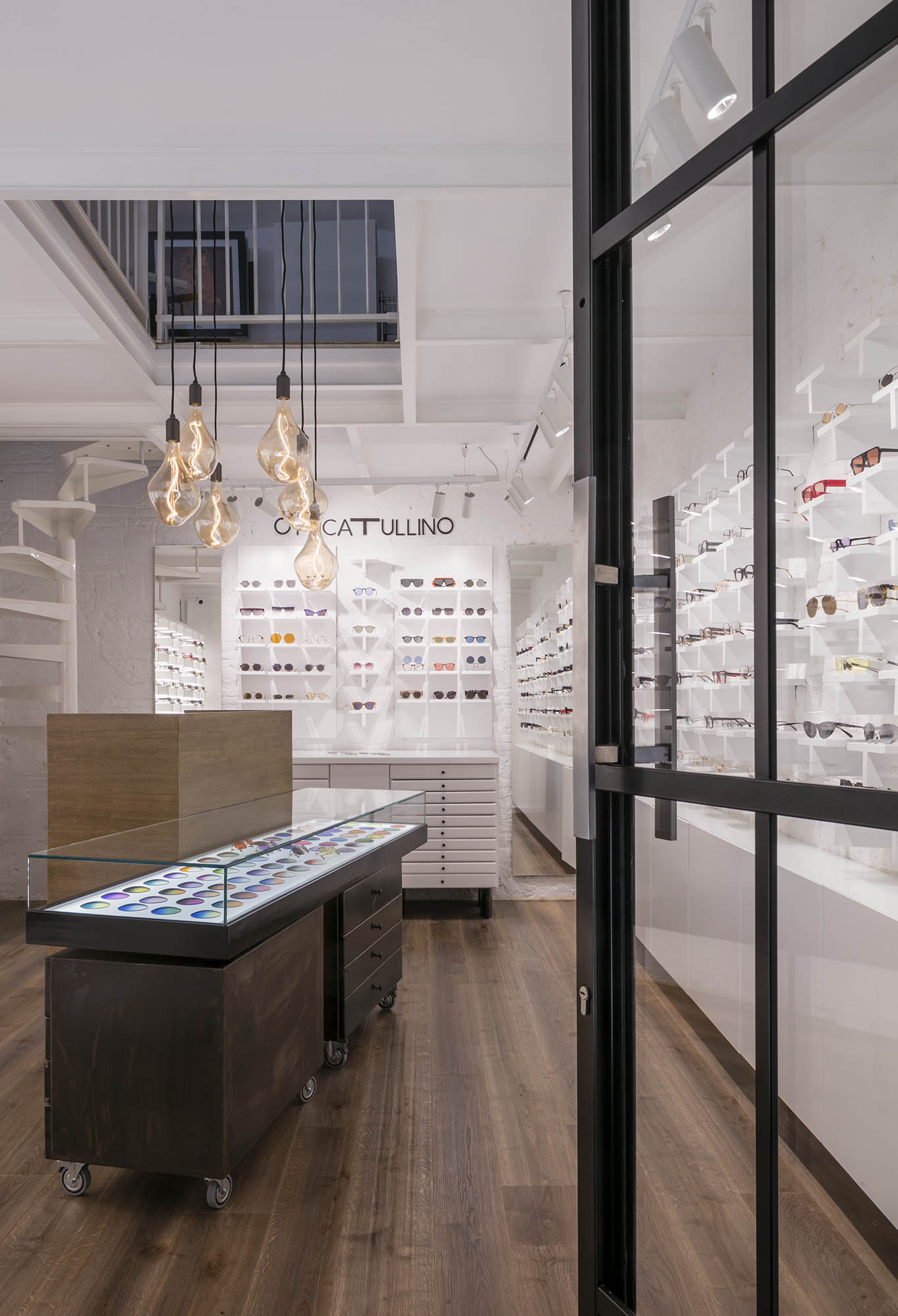历史与现代交融的意大利眼镜店设计-15