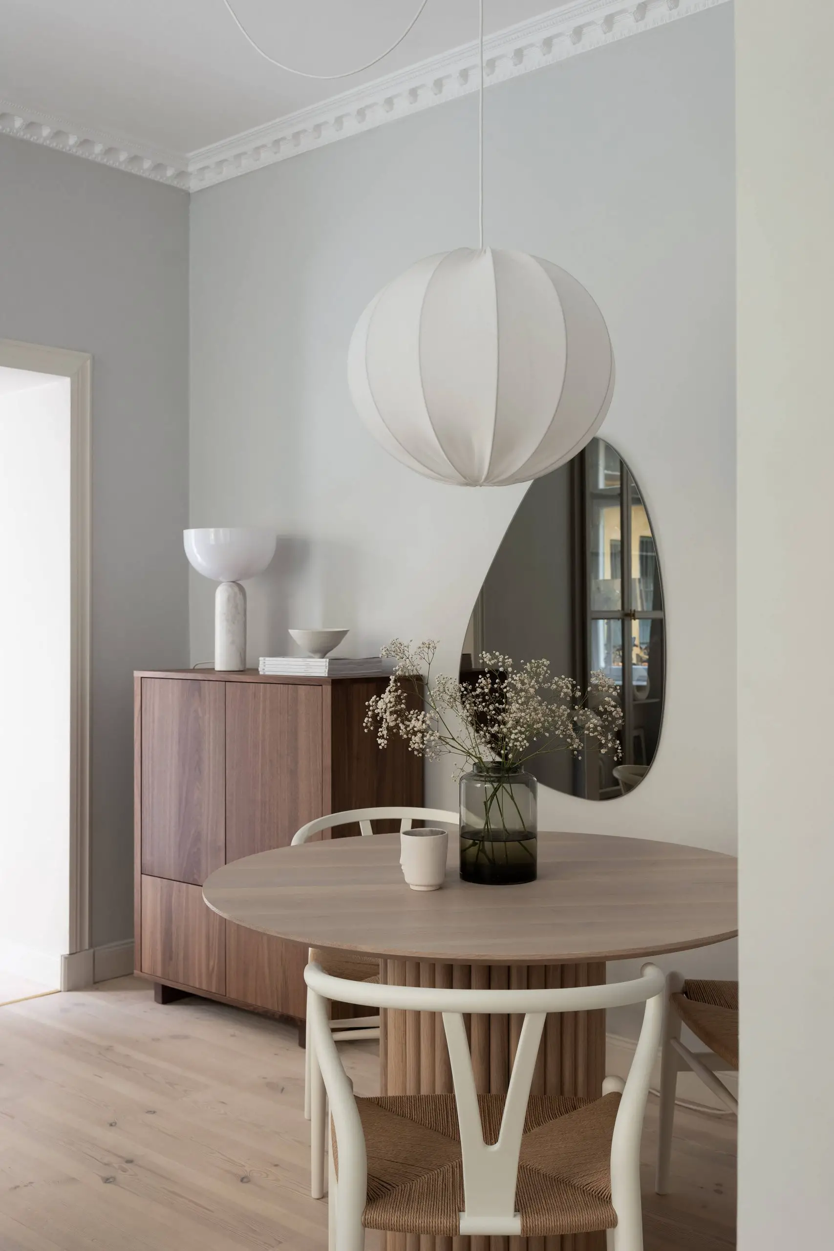 38m2 瑞典小公寓，色彩对比鲜明，家影院设计独特-2