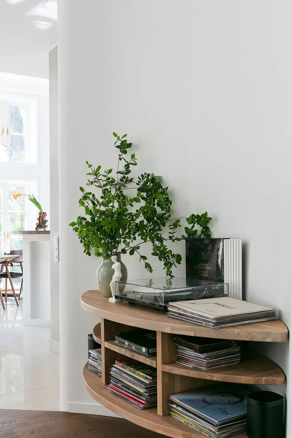 瑞典森林中的圆滑线条小木屋-8