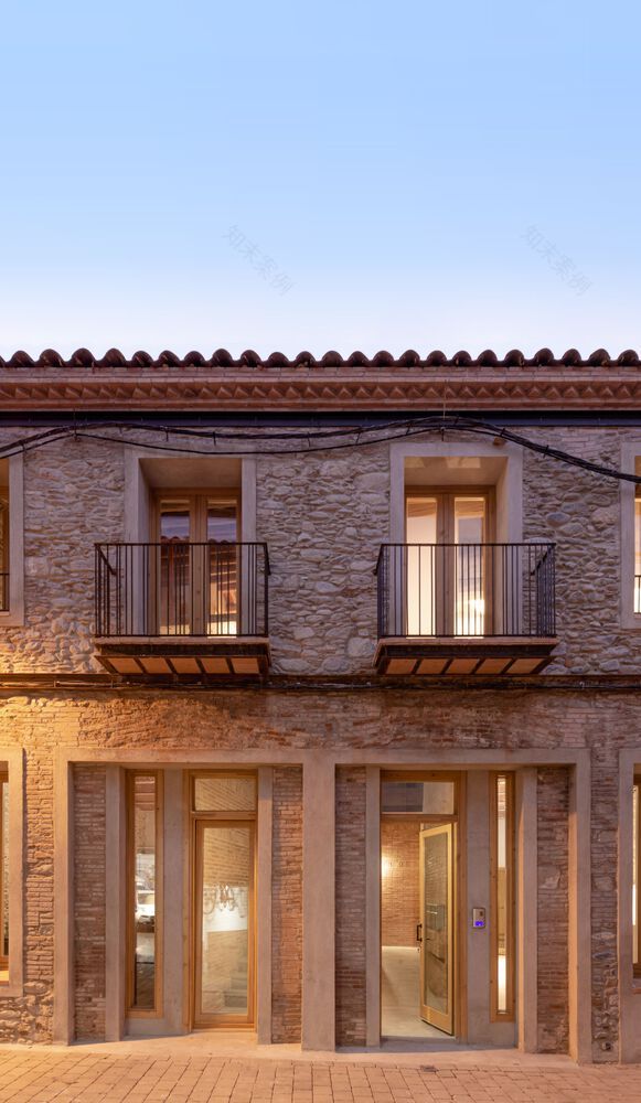 西班牙 Sant Esteve de Palautordera 老舞厅改造公寓楼-45