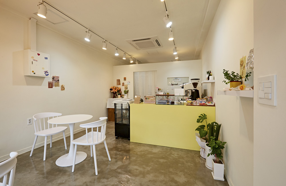 10 坪小户型的极简魅力 | 韩国设计师打造明亮舒适的咖啡厅-5