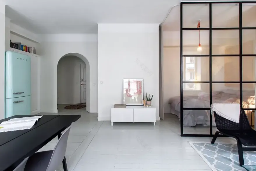 玻璃隔断打造独特卧室空间-6