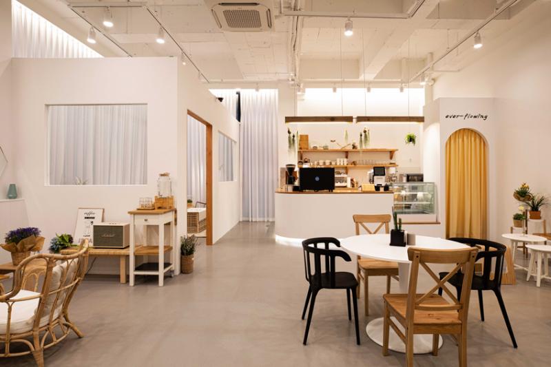 极简 25 坪咖啡厅，打造温馨 white tone 空间-3
